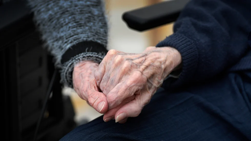 En kvinna i 45-årsåldern döms av Gällivare tingsrätt till skyddstillsyn efter att ha flyttat närmare 88 000 kronor från en släktings konto. Kvinnan har agerat godeman åt släktingen. 