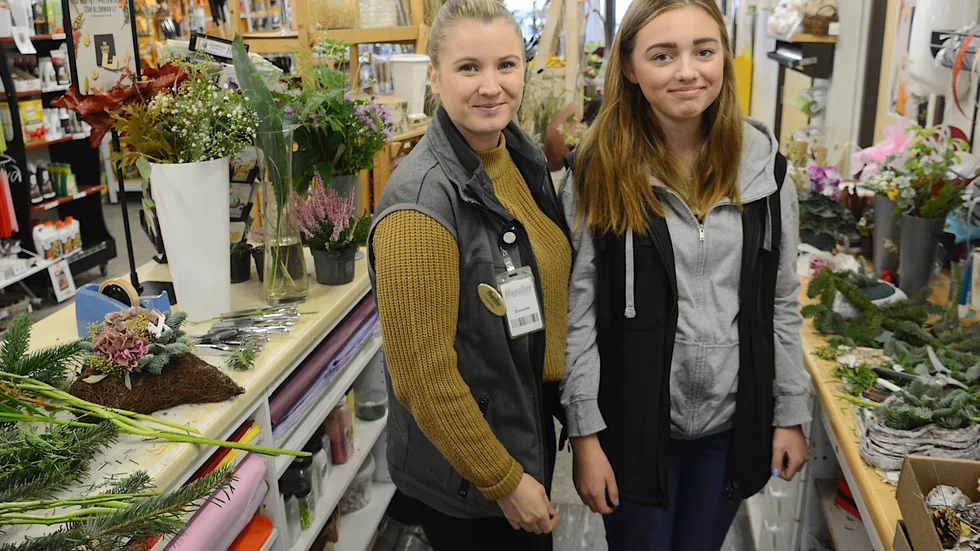 Alice Palmgård, t.h, är en av runt 170 elever som provar på arbetslivet i Vimmerby kommun. T.v Cornelia Flöisborn som en gång också hade sin prao på Hagelins i Vimmerby där hon numera arbetar som florist...