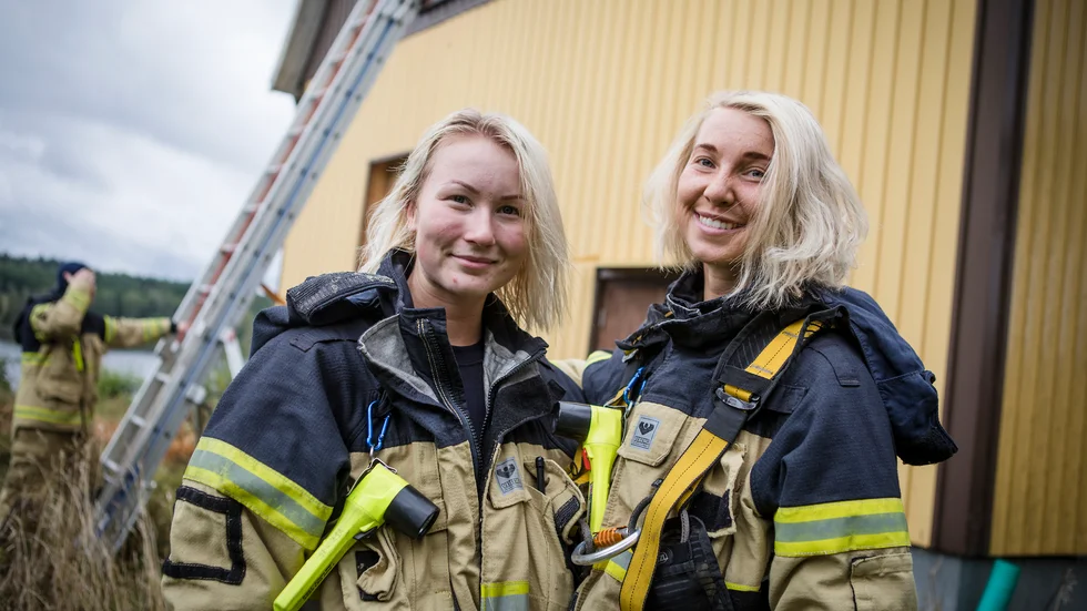 Sally Österberg och Nelly Neuman arbetade tillsammans på brandstationen i Katrineholm i somras, där Sally nu har ett heltidsvikariet till och med januari. Nelly läser sista året på brandmansutbildningen.