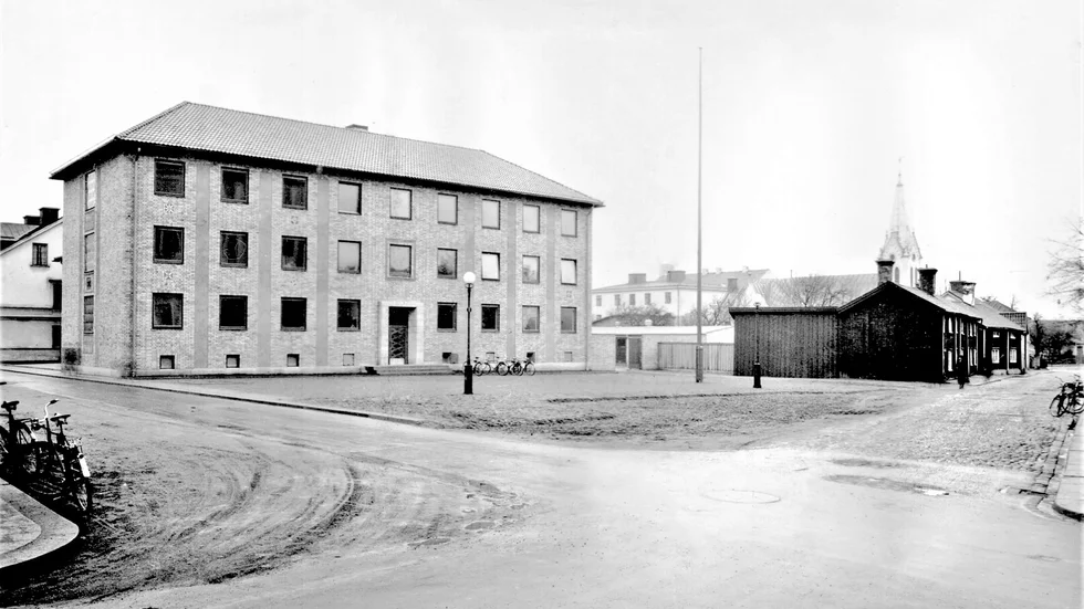 För i höst 75 år sedan stod Linköpings första för sitt syfte uppförda polishus klart. Det av stadsarkitekt Sten Westholm ritade huset beskrevs som landets modernaste polishus.