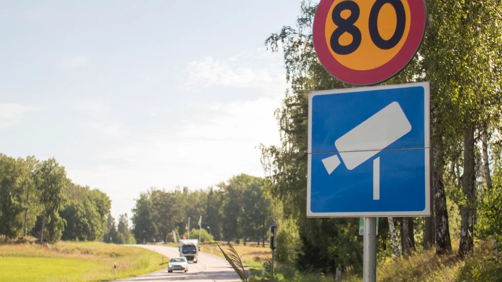 Kvinnan hävdar att det inte alls var hon som körde bilen i 93 kilometer i timmen utanför Malmköping. Men rätten tror henne inte. Bilden är tagen på en annan plats vid ett annat tillfälle.