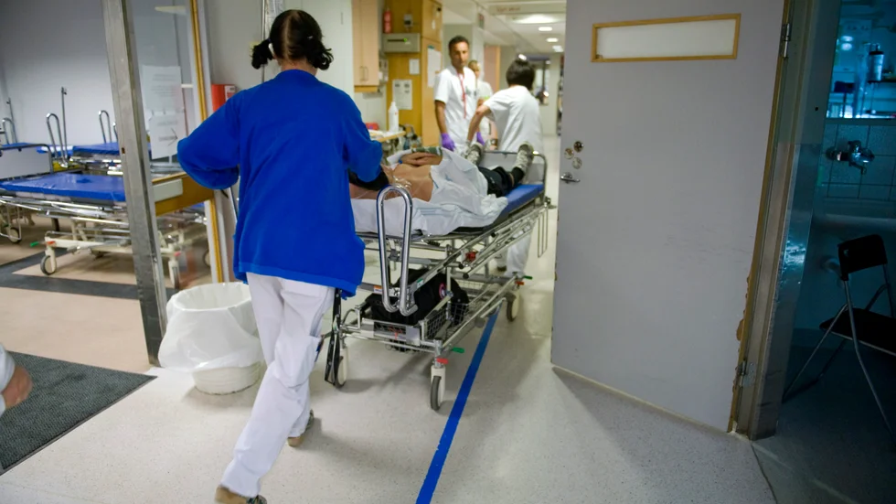 Fler chefer, handläggare och administratörer med vårdutbildning ska jobba en del av sin tid direkt i sjukvården, menar debattörerna, som tror att detta skulle kunna hjälpa upp personalsituationen.