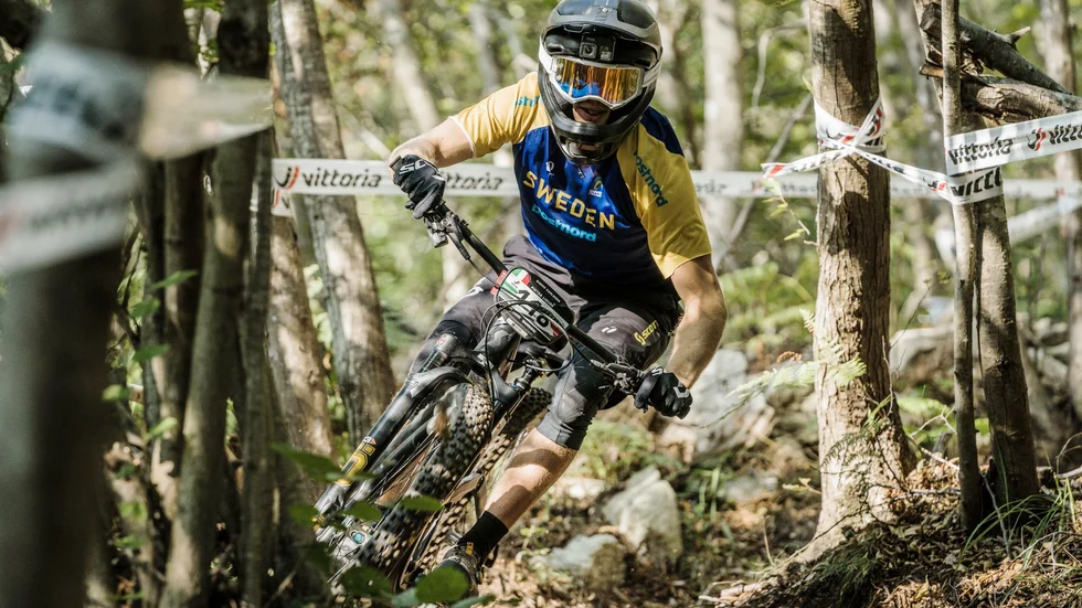 Simon Carlsson har avklarat två stabila världscupshelger här i Italien. Trosacyklisten som tävlar för Team HIQ  fick ett inspirerande kvitto på att han närmar sig världstoppen i cykelenduro.