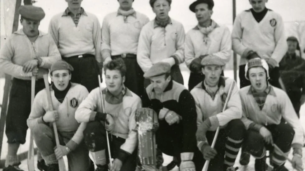Totebo IF troligen från 1960. Stående från vänster: Göte Karlsson, Ingvar Sjöström, Herbert Sjöström, Lennart Söder, Nisse Karlsson, Sven-Inge Johansson. Sittande från vänster: Janne Svensson, Egon Nilsson, Vidar Holmberg, Roland Andersson och Roger Lindström.