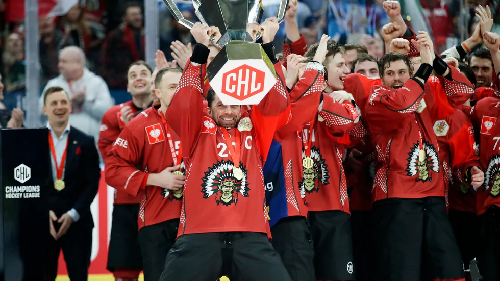 Joel Lundqvist lyfter pokalen efter Frölundas seger i CHL-finalen mot Red Bull München i Scandinavium i Göteborg 2019. I år ställs turneringen in.
