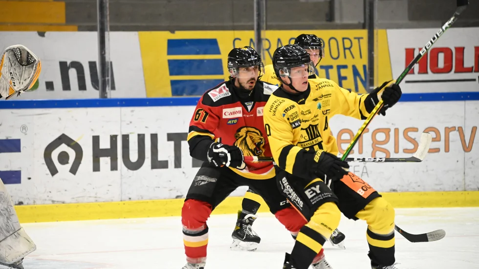 Fredrik Lindgren debuterade i Lejon under söndagen. Han gjorde en bra insats och spelade bland annat fram till ett mål. Men gästande Vännäs kunde ändå vinna med 6–3.
