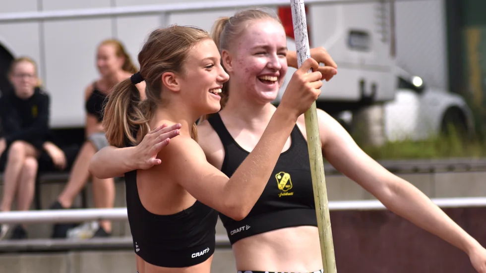 Delad glädje är dubbel glädje. Hilda Wallgren och Sanna Häggström satte båda personliga rekord i stavhoppstävlingen på Norrvalla.
