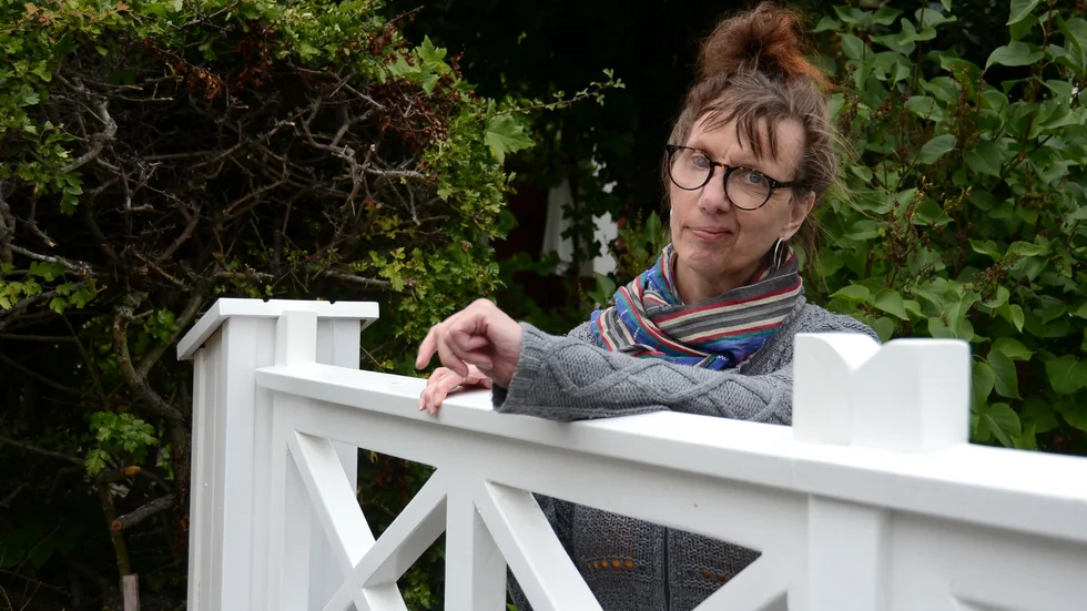 Bakom grinden finns den lummiga trädgården sätter guldkant på tillvaron för Stina Nilsson Bassell.