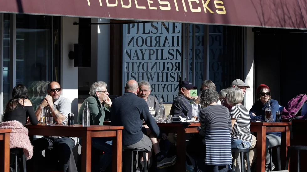 Vardagen för nyzeeländare påminner numera om hur den var före pandemin. Här ett kafé i Christchurch.