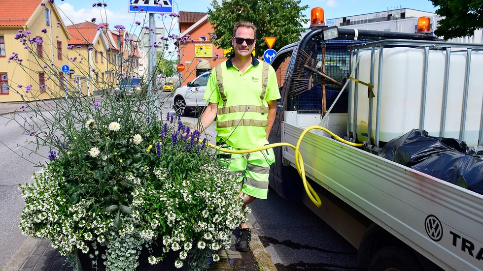 Peter Lingeteg vattnar en av kommunens 65 blomlådor. Varje blomlåda vill ha 25 liter vatten per gång. Beroende på väder vattnas de en till två gånger i veckan. 