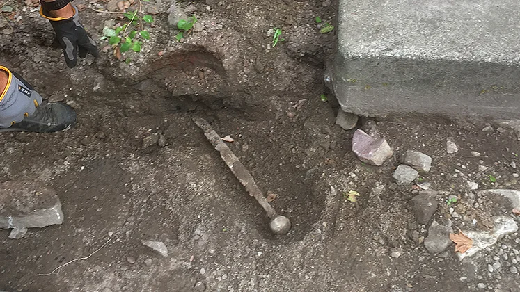 Arkeolog Per Wideström bedömer att svärdet är medeltida.