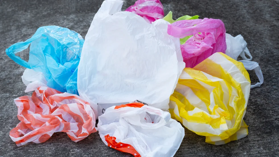 Skatten på plastpåsar tas bort den första november.