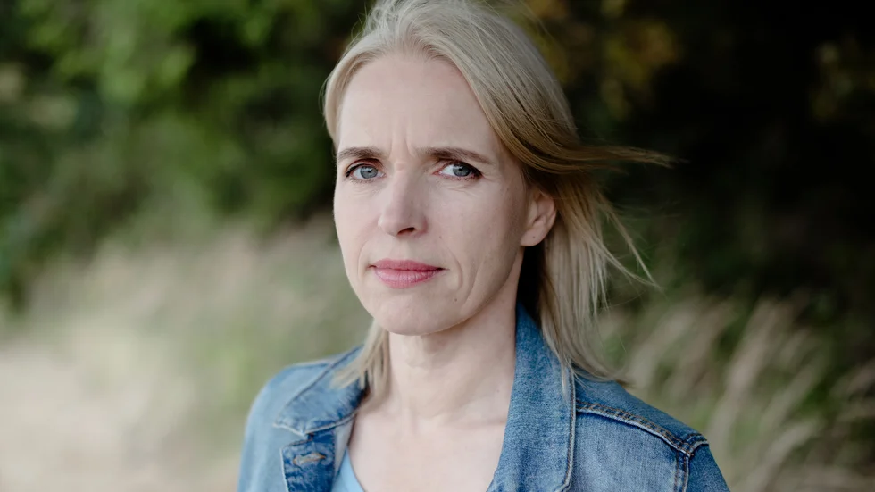 Annette Hess är en tysk författare född 1967. Hon arbetar sedan 20 år tillbaka som manusförfattare för film och teve. Sitt genombrott fick hon med tv-serien "Weissensee" som även har sänts i Sverige.