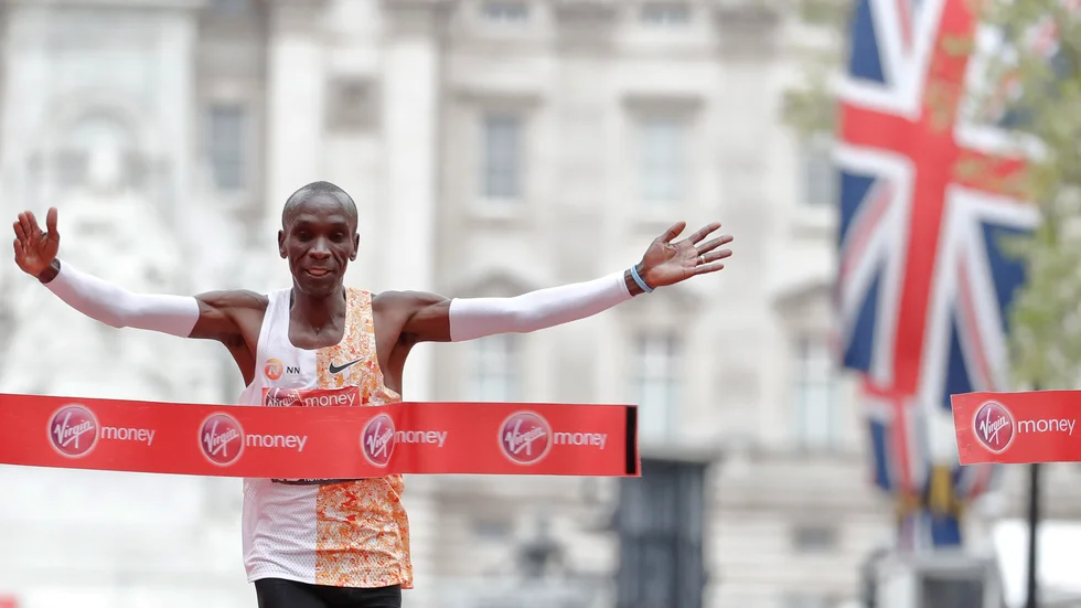 Fjolårsvinnaren Eliud Kipchoge är en av löparna som får springa London marathon i höst. Arkivbild.