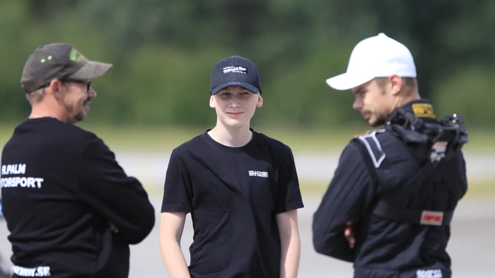 Oskar Hellström (mitten) är årets JSM-mästare i rallycross.