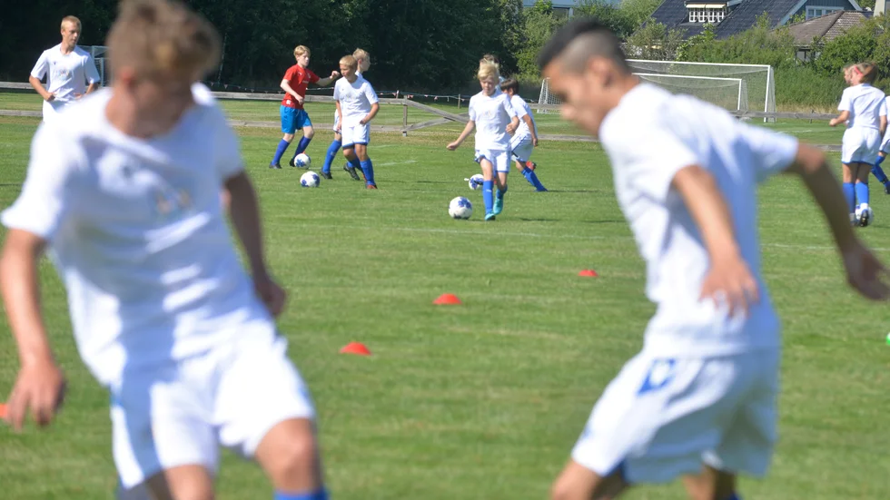 I tre dagar håller portugisiska NF Academy träning för lokala ungdomar på Hargs anläggning vid Krikonbacken.