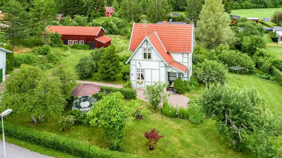 Villan i Vattholma är till salu för 3 595 000 kronor.