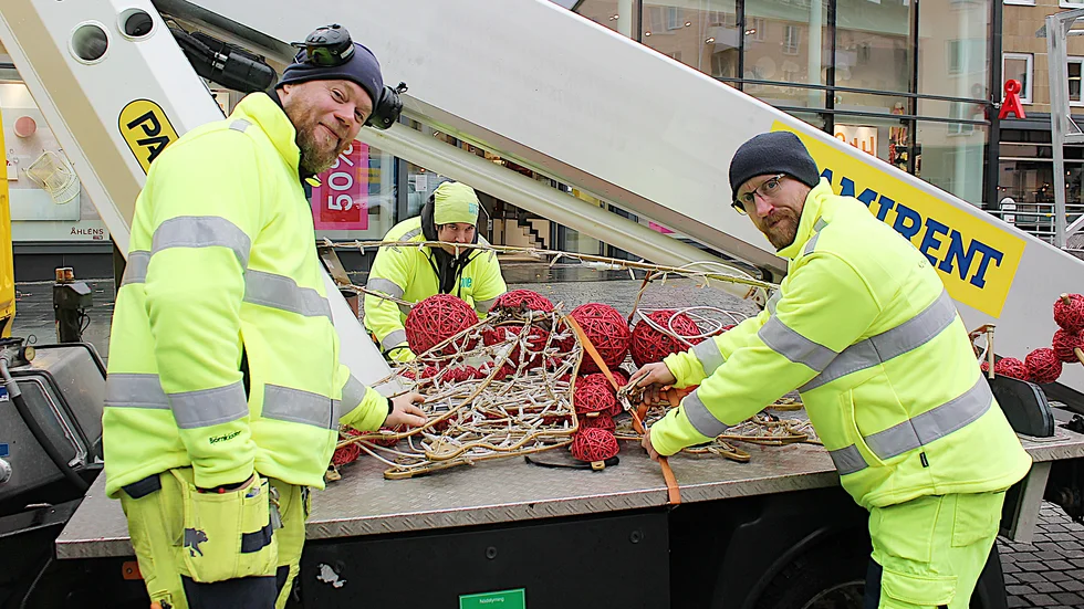 Arbetsledare Joakim Sandqvist, till vänster, tillsammans med montörerna Stefan Norrby och Robert Pettersson. Arbetet med att få julbelysningen på plats beräknas ta cirka sex veckor.