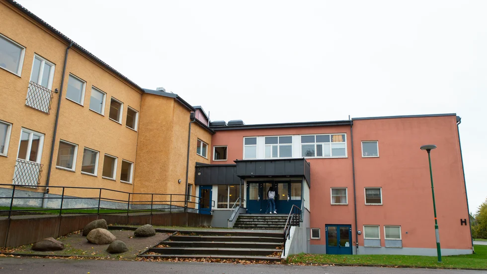 Södra skolans rektor, Mikael Rehnstrand, fick en kvart på sig att ta beslut om han skulle ge eleverna information om polisinsatsen i Charlottenborg. 