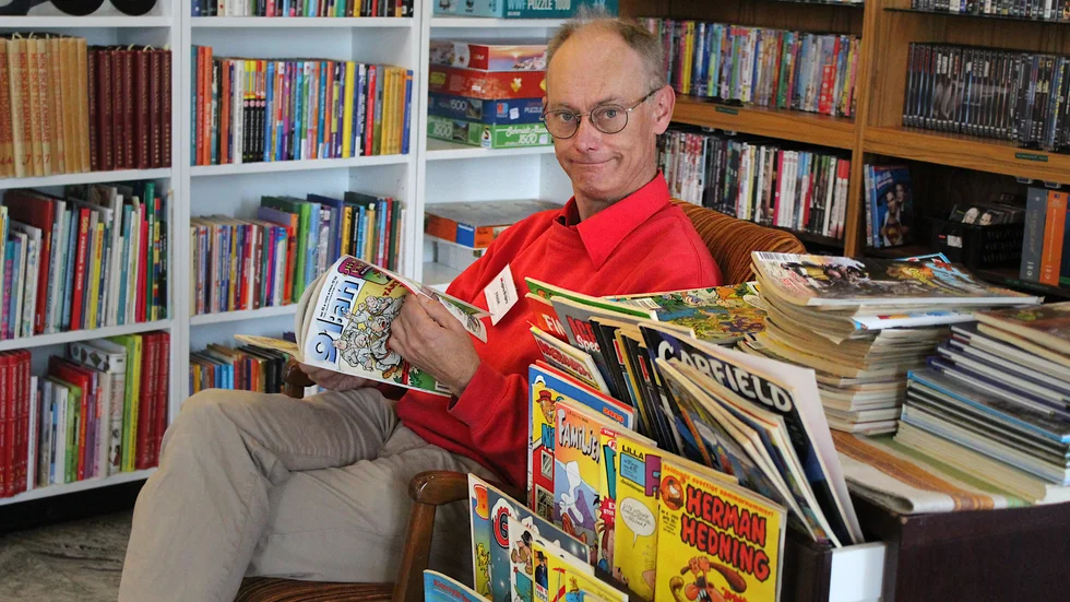 Volontären Frank Gustavsson väljer 91:an och slår sig ner i hörnan han själv skapat i Hjärta till Hjärtas second hand-butik som nu återöppnar.