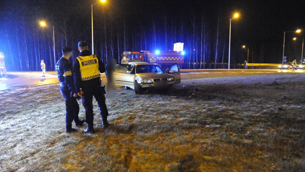 Det var under natten mot söndag som bilen hamnade mitt i rondellen.