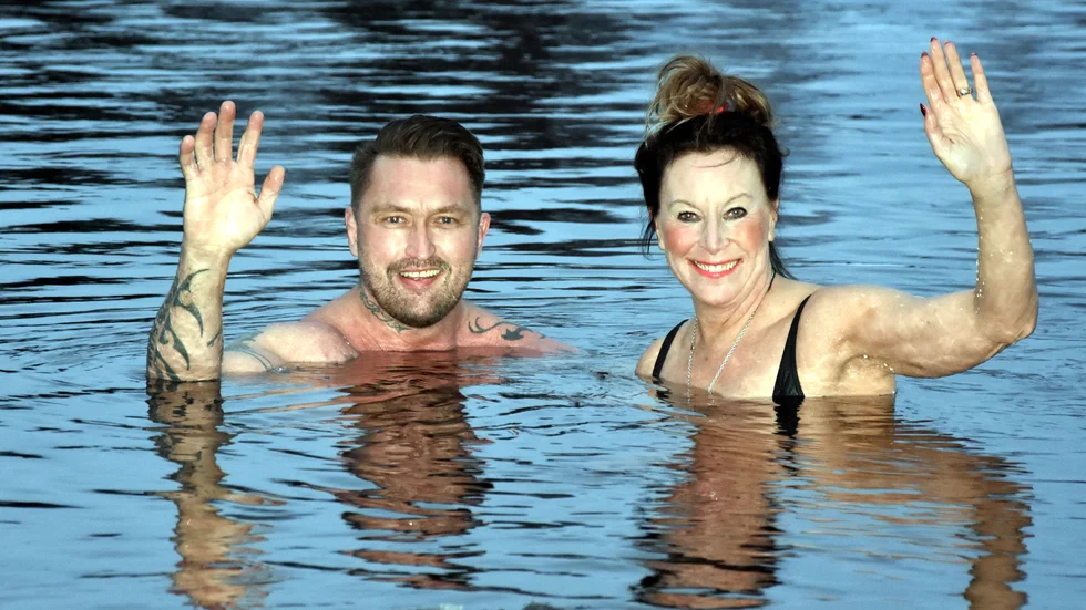 André Bagein och Katarina Burman i badet. "Välmåendekänslan tar över och alla sinnen skärps" säger Katarina Burman.