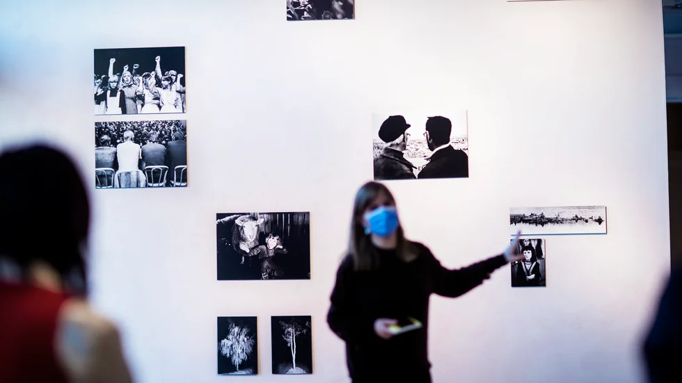 Tommy Tommies fotografier från 1970- och 1980-talet är hämtade från ett sammanhang som frågade sig ”Klarar sig Sverige utan Norrbotten?” och visas nu på Konsthallen i Luleå under Luleåbiennalen.