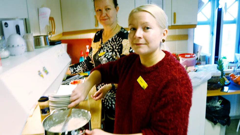 Julaftonens tredje kastrull med risgrynsgröt snart redo för nästa grupp med matgäster. "Det här är uppskattat", intygar både Sirpa Siltanen och Sofia Pätsi på Stadsmissionen.