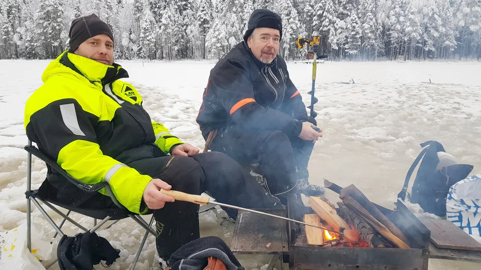 "Det har blivit lite kultur att vara här varje år", säger Anders Henriksson. Här med Björn Markstedt i korvgrillartagen.