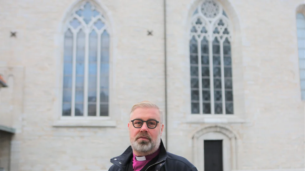 Tidigare biskopen i Visby stift Thomas Petersson har lämnat Visby och bor numera med familjen i Stockholm. I en exklusiv intervju med Expressen berättar han om livet efter avkragningen, vilket resulterat i nyligen utgivna boken "Avkragad – tankar om tro, svek och förlåtelse".
