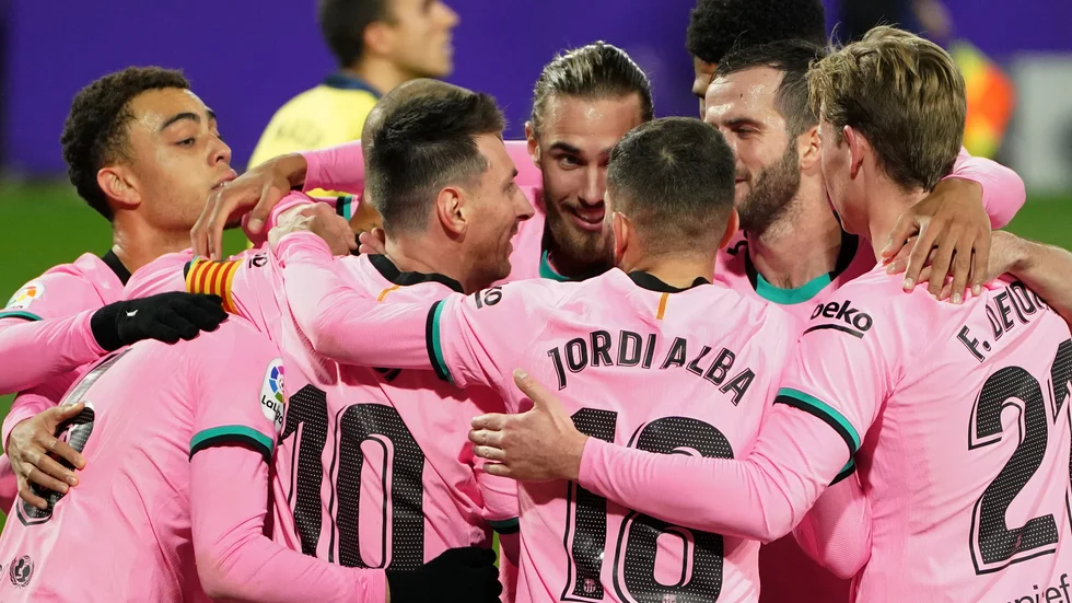 Lionel Messi, nummer 10, gratuleras till det historiska målet.