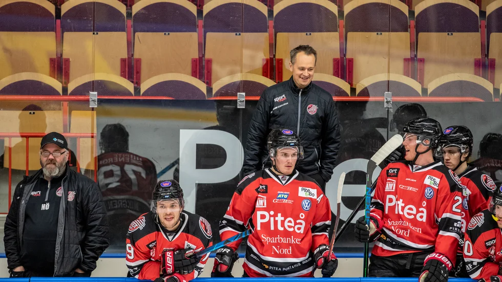 Piteå Hockey och tränaren Andreas Karlsson har en 200 mil lång helgresa i buss att se fram emot. Det blir dock inget onsdagsderby på grund av coronasmitta i Boden.