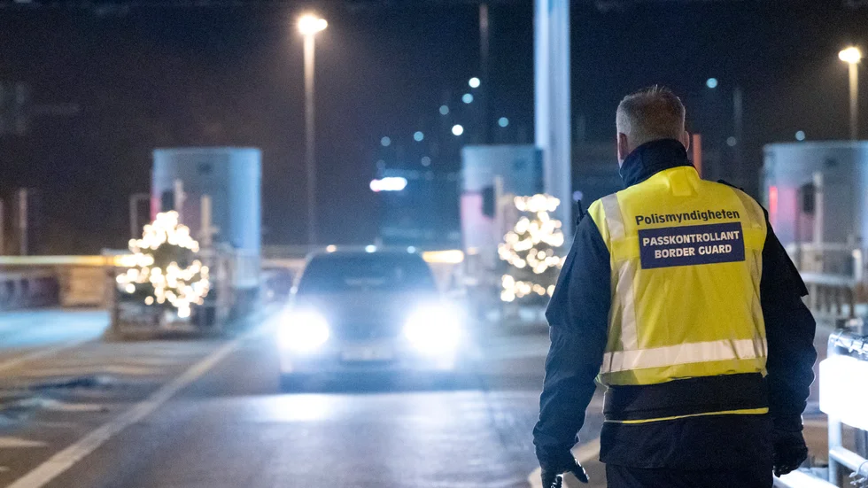 Regeringen aviserade på måndagen att gränsen mot Danmark och Storbritannien stängs, för att förhindra spridning av det nya muterade viruset.