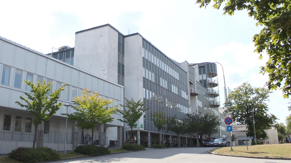 Nu har bygglovet för den nya psykiatribyggnaden klubbats igenom. Byggnaden får en egen innergård, en nockhöjd på 54 meter och nio våningar varav två under marknivå. 
