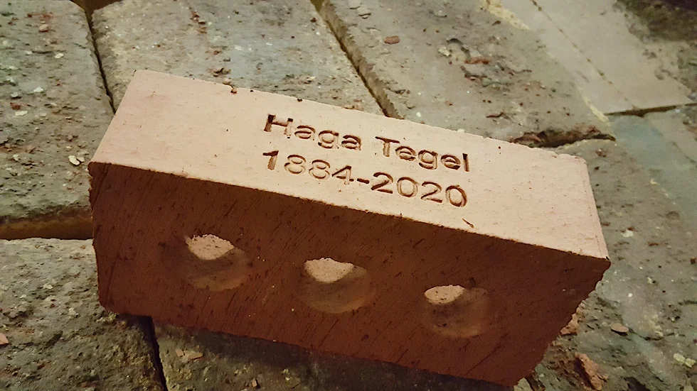 Minnesstenar från den 136 år långa produktionen av tegel i Haga tillverkades i den sista bränningen. De sista 13 åren fanns tillstånd att ta upp 45 000 ton lera ur marken varje år.