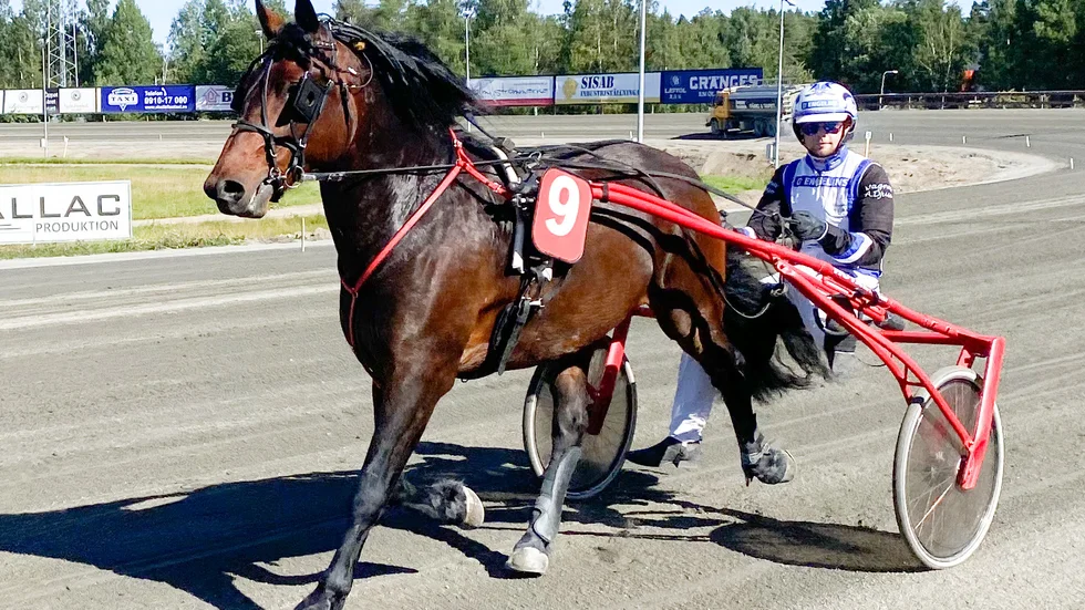 Alvgrim segerdefilerar med Magnus A Djuse.