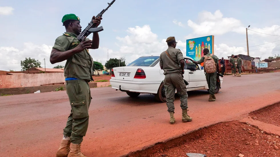 Soldater i garnisonsstaden Kati, utanför Malis huvudstad Bamako, som påstås göra uppror har satt upp en vägspärr.