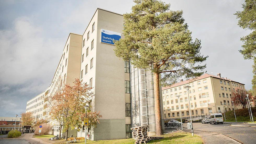 En person förlorade ett finger i en arbetsplatsolycka vid Skellefteå lasarett i fredags. 