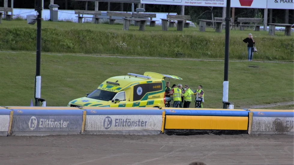 I tisdagens elitseriepremiär kraschade Peter Ljung svårt och fick åka med ambulans till sjukhuset.