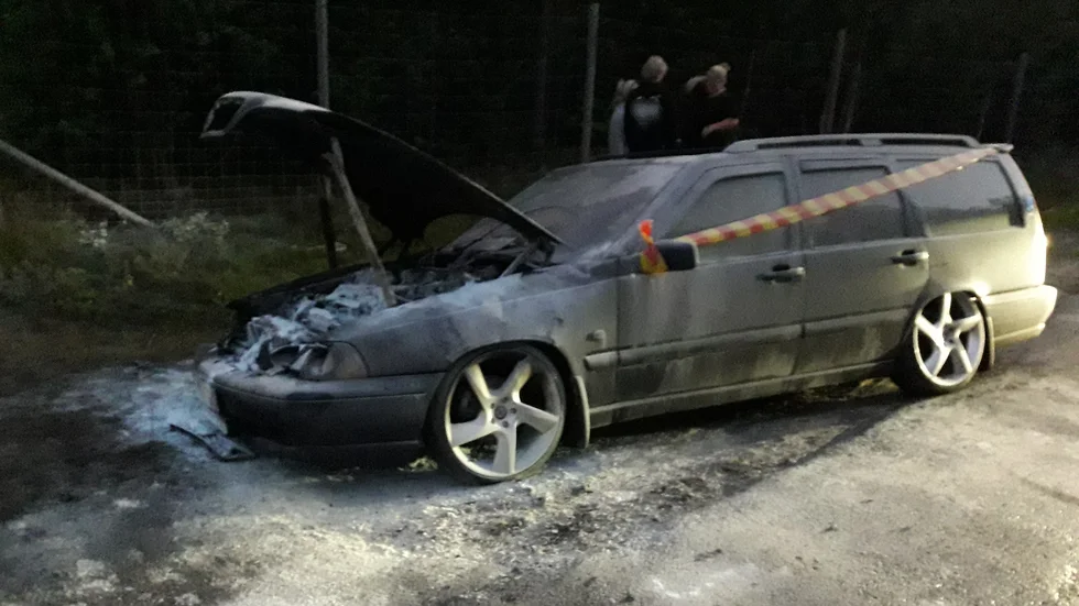 När bilen stannade slog det upp lågor från motorhuven.