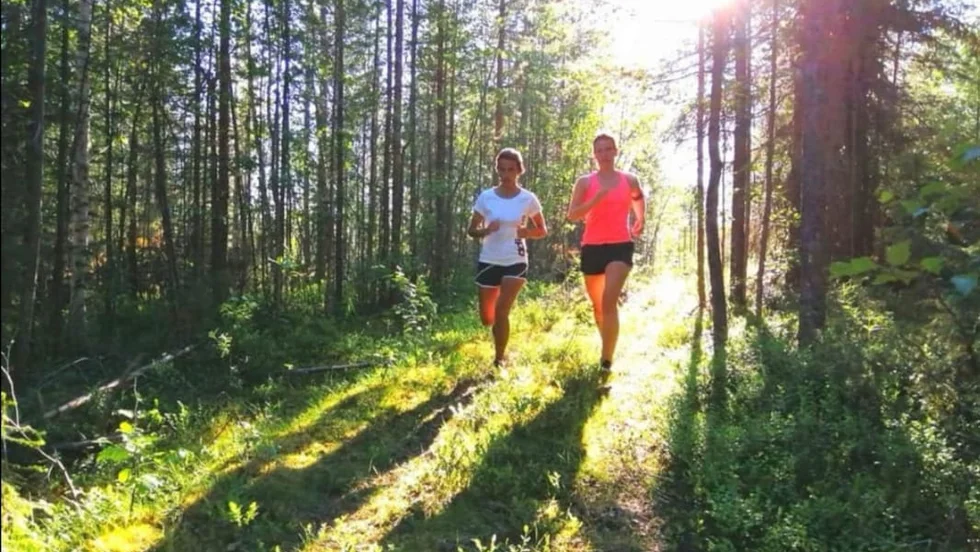 Löptur i skogen. Sanna Vähäkangas och Annika Vähäkangas.