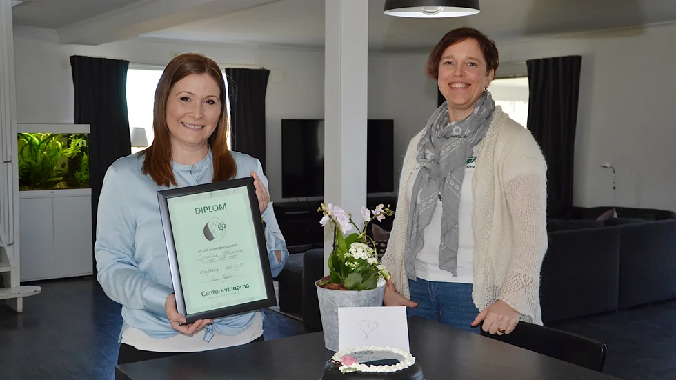 Caroline Johansson, grundare till det kvinnliga affärsnätverket Sorelle, fick diplom på Internationella kvinnodagen. Anna Edebo, Centerkvinnornas ordförande, delade ut det.