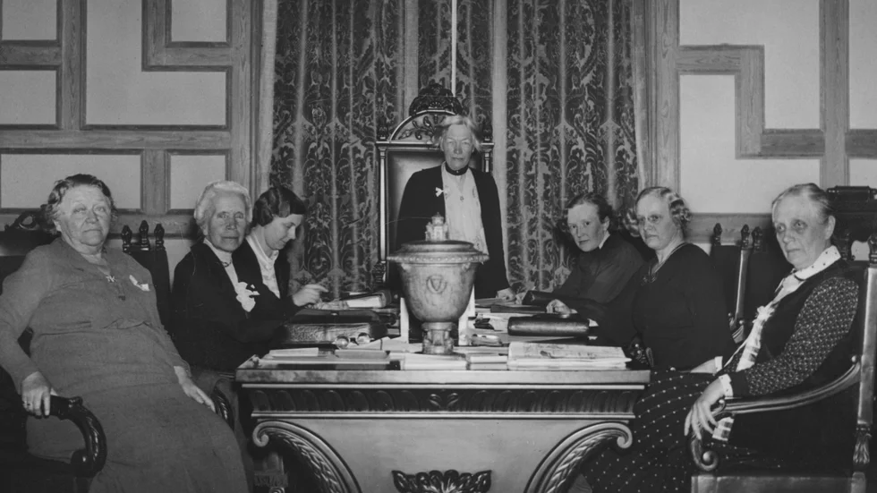 
1937 hölls ett nordiskt kvinnosaksmöte i Stockholms Stadshus. Kerstin Hesselgren står vid bordsänden.
