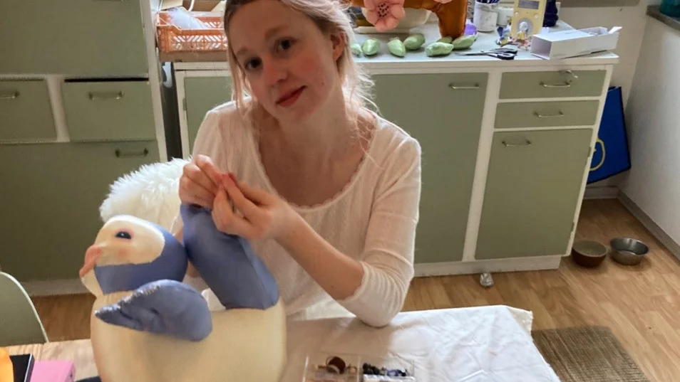 Emilia Sundqvist bor och verkar i Stockholm men är uppväxt i Uppsala. 