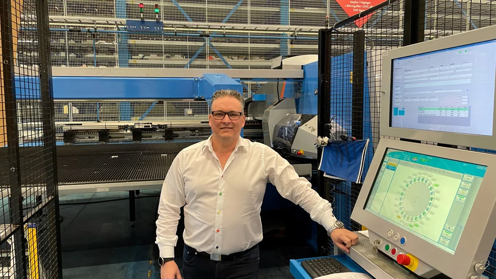 CNC Plåts vd Johan Sjöblom vid fabrikens stansmaskin, som man sparar energi på.