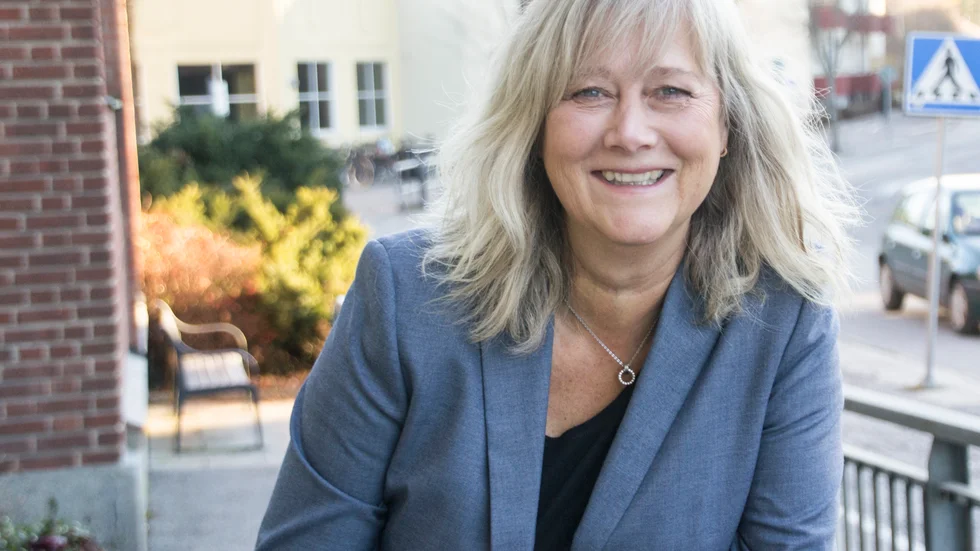 Carina Lloyd är rimsmeden bakom inbjudan till försommarens näringslivsbuffé. 