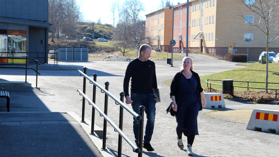Tobias Siverholm och Beatrice Borg Eriksson, fritidsledare respektive kurator på Värgårdsskolan i Kisa larmar om klimatet för eleverna på sociala medier.