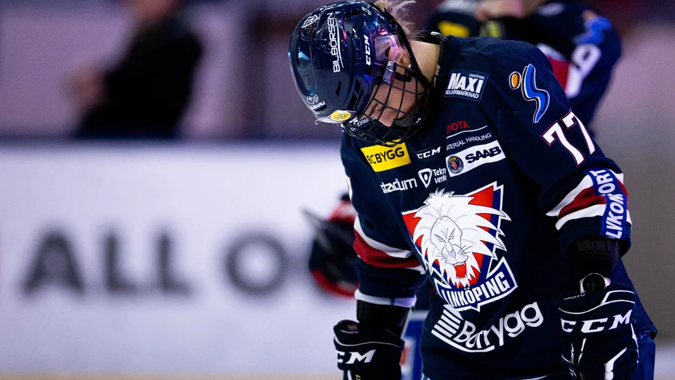 Linnea Johansson trodde hon hade satt kvitteringspucken till 2–2 i slutminuterna av matchen mot Djurgården. Men pucken var inte inne enligt domaren. 