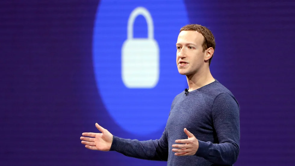 En ny undersökning visar att många svenskar är skeptiska till hur sociala medier, likt Mark Zuckerbergs Facebook, hanterar personlig information – ändå fortsätter en klar majoritet att använda tjänsterna dagligen. Arkivbild.
