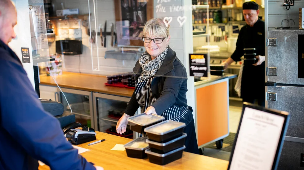 Anette Andersson står i kassan och Mats Andersson i köket. När festmiddagarna och cateringverksamheten ligger nere på grund av pandemin har fokus skiftat mer till matlådorna. 